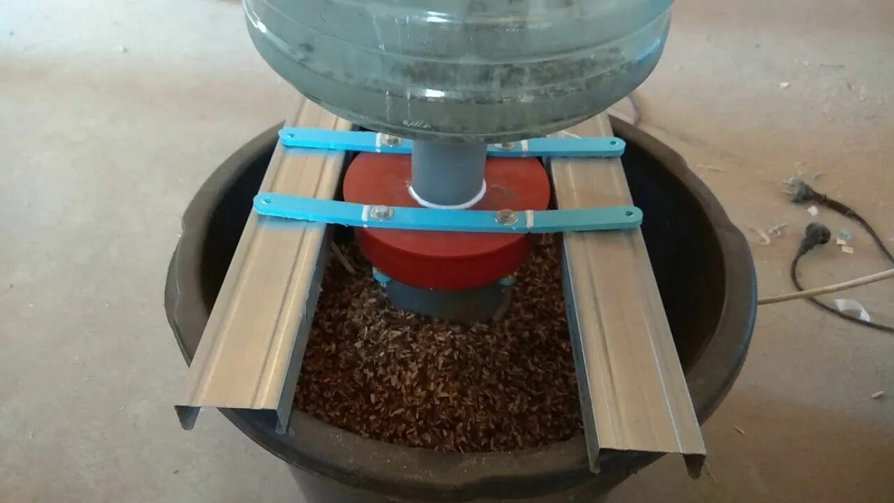 Кормушка для кошек. Кормушка automatic pet feeder. Кормушка petwant pf-103. Видео автокормушки. Автокормушка для кошек pet feeder.