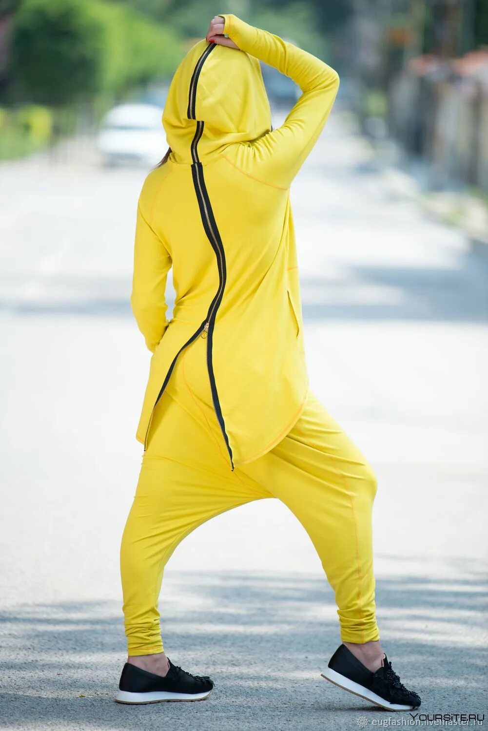 Спортивные костюмы s. Спортивный костюм адидас женский желтый. Желтый костюм адидас женский. Необычные спортивные костюмы. Спортивный костюм с капюшоном.