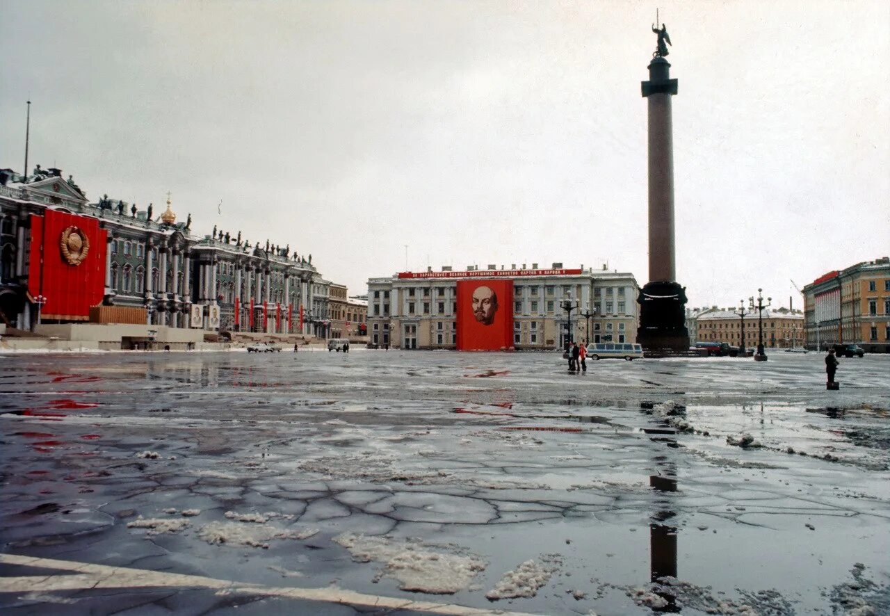 Ленинград Дворцовая 1976. Дворцовая площадь в Санкт-Петербурге в СССР. Ленинград Дворцовая площадь. Дворцовая площадь Ленинград 1985. Страна с городом ленинградом