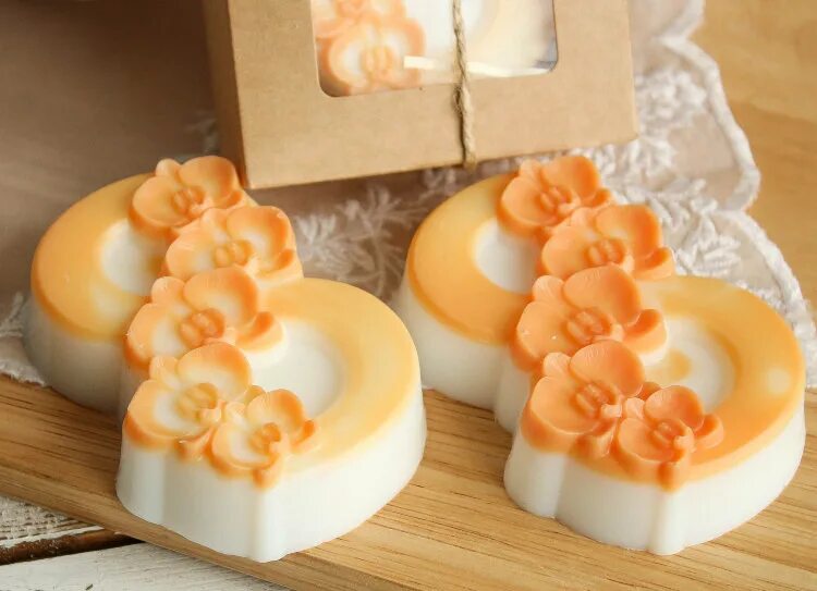 Мыльные подарки на 8 марта. Наборы из мыла на 8 марта. Мыло ручной работы на 8 марта. Мыловарение 8 марта. Ручное мыло красивое.