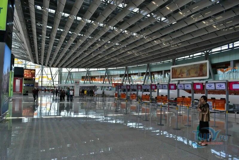 Прилет аэропорт звартноц сегодня. Международный аэропорт Звартноц. Аэропорт Звартноц новый. Международный аэропорт Ереван Звартноц, Армения. Площадь аэропорта Звартноц.