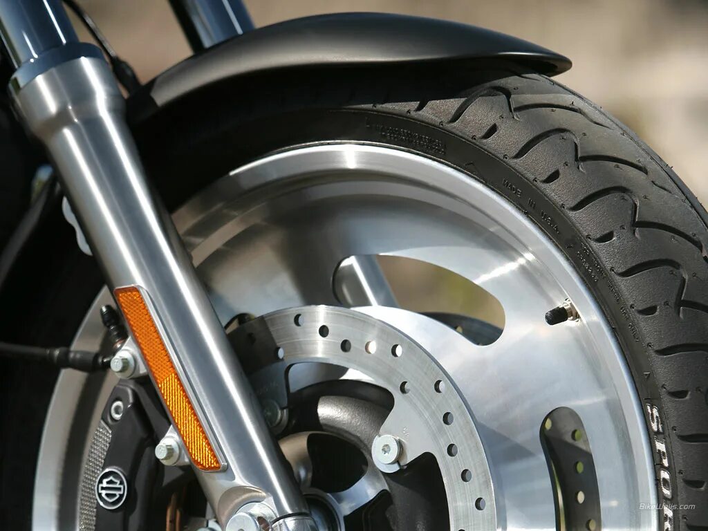 Данлоп харлей дэвидсон. Honda x4 240 колесо. Гараж харлей дэвидсон. Dunlop d503. Моторезина dunlop harley davidson.
