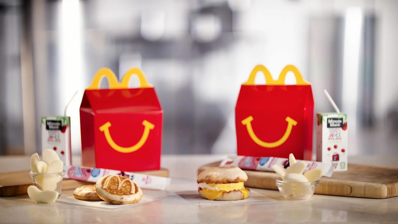 Happy mcdonald s. Mcdonald&#039;s хэппи мил. макдональдс happy meal. макдоналдс и дети. макдональдс еда для детей.