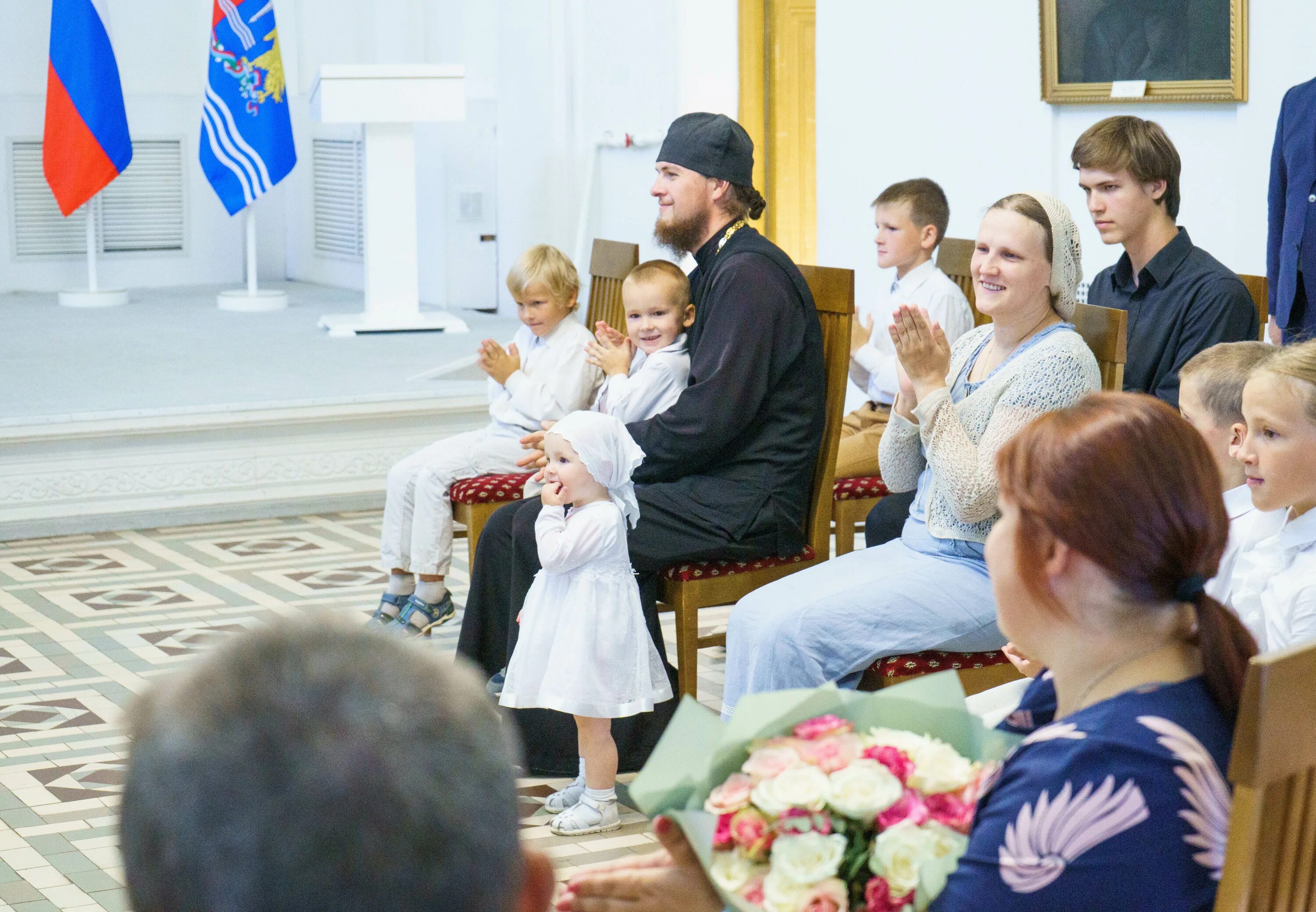 Год семьи. Воскресенский губернатор жена. Конкурс семья года. Награда семье.