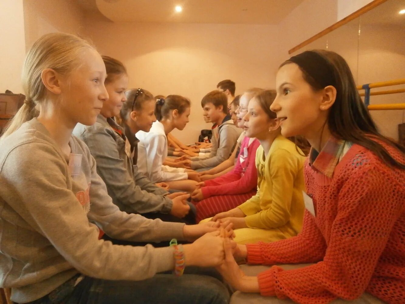 Acting camp. Acting camp. Один подросток на сцене театр. Дети на сцене школьного театра. Театр-студия «театр пилигримов».