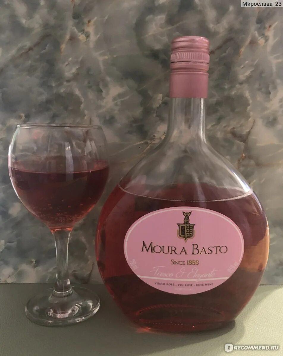 Розовое полусухое португалия. Вино Португалия Moura Basto. Вино Фреско розовое полусухое. Вино розовое Португалия Moura Basto. Розово-малиновое вино.