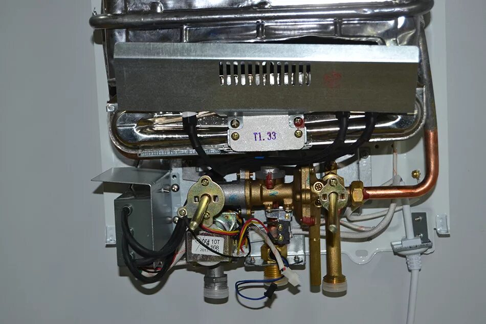 Колонка ладогаз впг 11ed. Китайский bosch газовая колонка. Ставролит колонка газовая. Газовая колонка идет кипяток. Газовая колонка аристон.