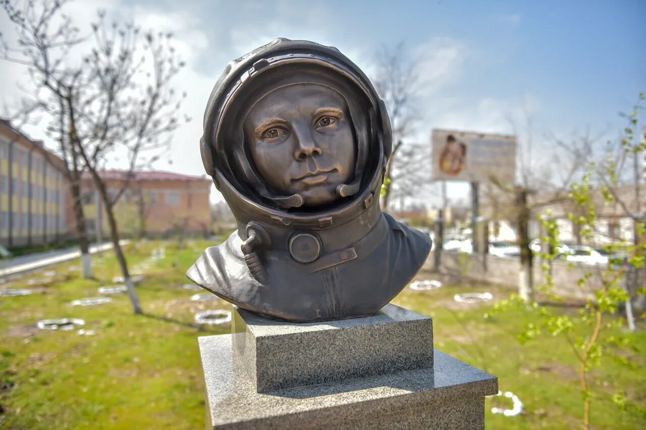 В каком городе памятник гагарину. Памятник Юрию Гагарину (Боровсе. Памятники бюст Юрию Гагарину Москва. Памятник космонавту Юрию Гагарину.