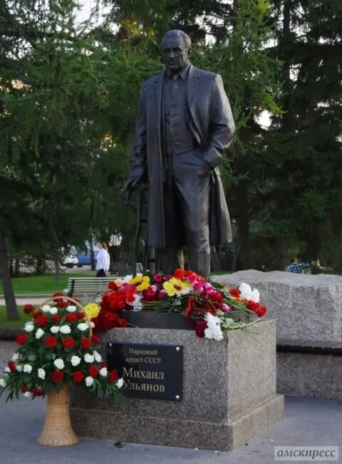 Памятник михаилу ульянову в москве где. Памятник Михаилу Ульянову в Москве.