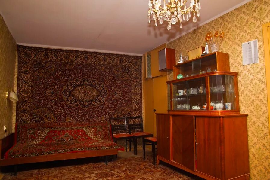 интерьер советской квартиры. квартира в стиле 90-х. фотосессия в квартире 90х. в девяносто квартирах. интерьер квартир в 90-е годы.