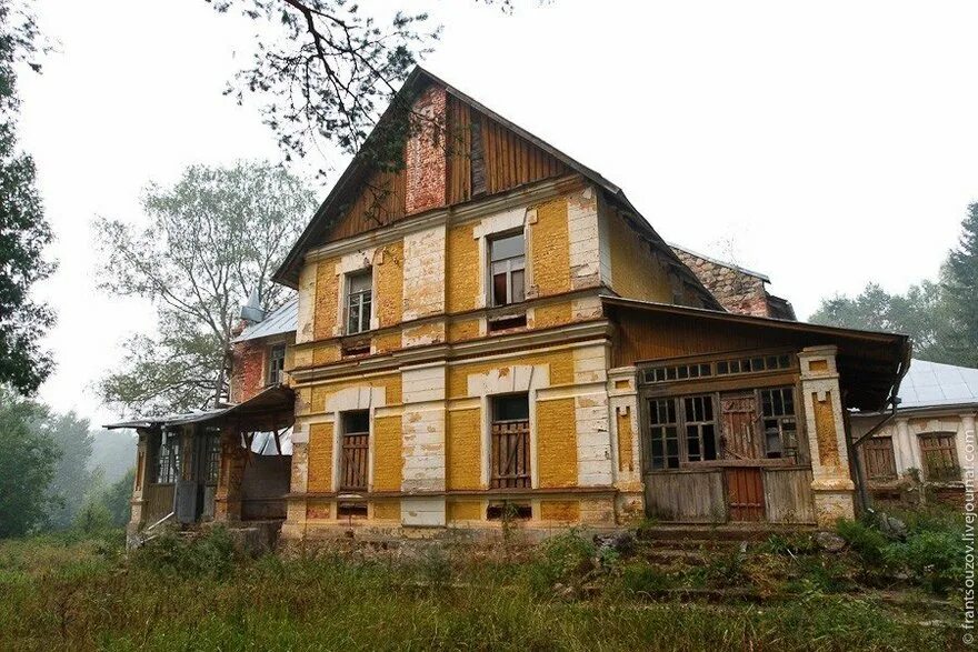 В заросшем парке стоит дом