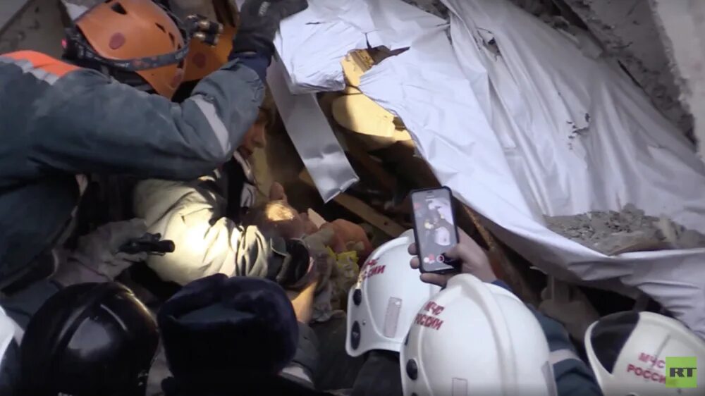 Мальчик под завалами в магнитогорске. Нашли мальчика под завалами. Нашли мальчика под завалами. Спасение людей из под завалов. Ваня из под завалов в магнитогорске.