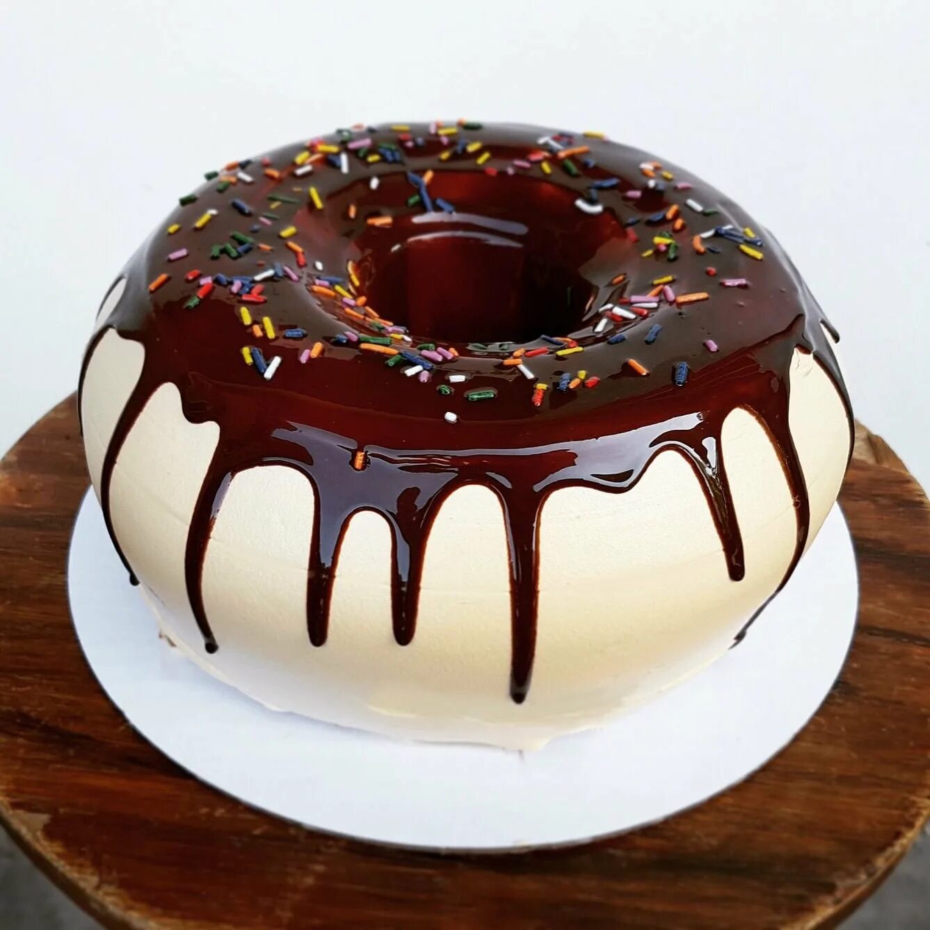 шоколадный торт с пончиками. торт донатс. торт в виде большого пончика. торт в виде пончика. торт в виде бублика.