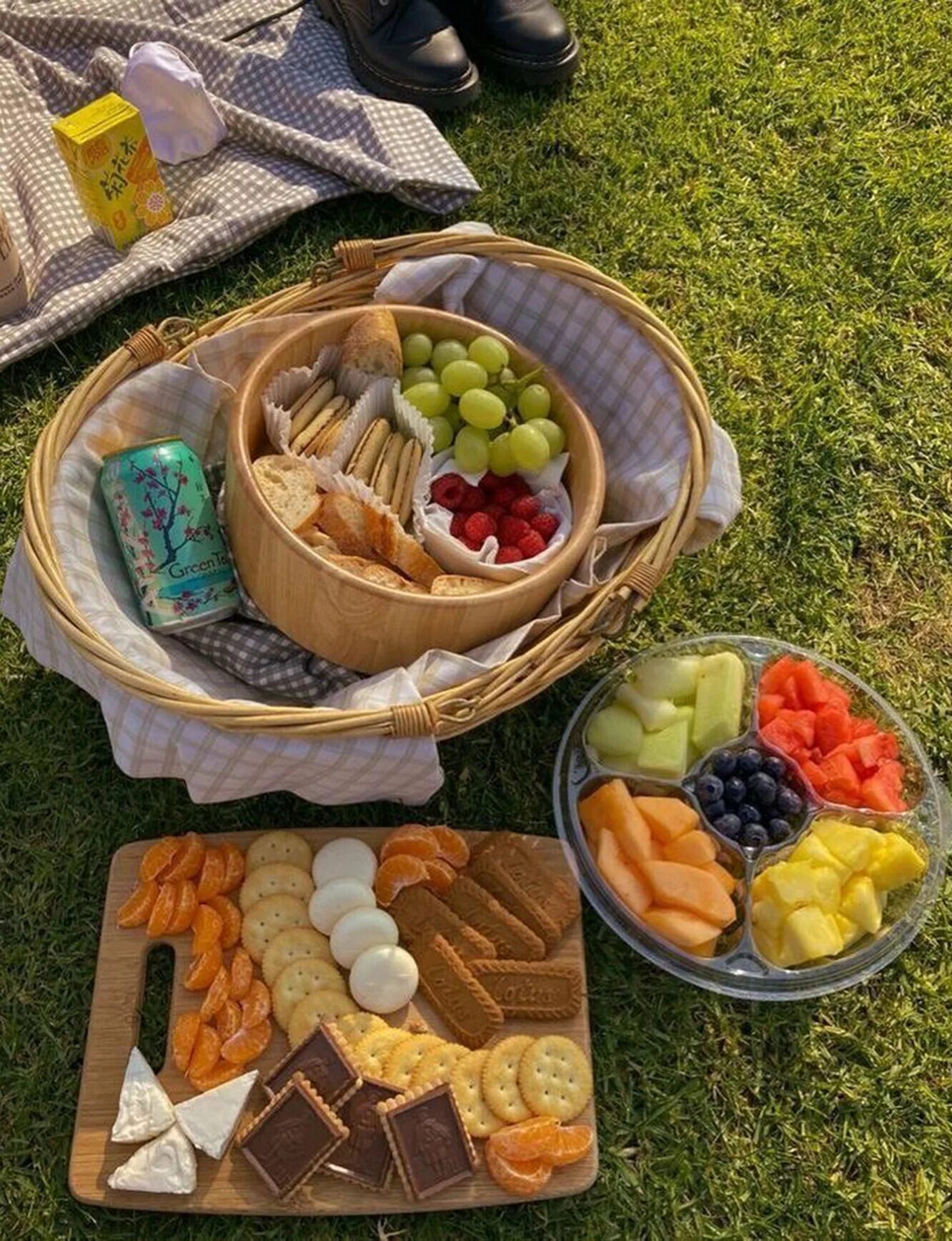 Что из продуктов можно взять. Еда на пикник. Продукты на пикник. Пикник с фруктами. Закуски на пикник.