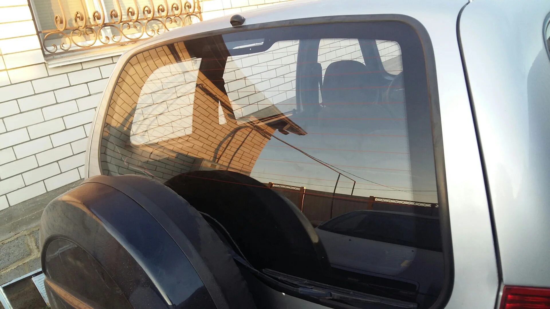 Заднее стекло нива шевроле. Стекло задка боковое нива шевроле. Заднее стекло нива шевроле. Замена заднего стекла нива шевроле. Замена заднего стекла нива шевроле.