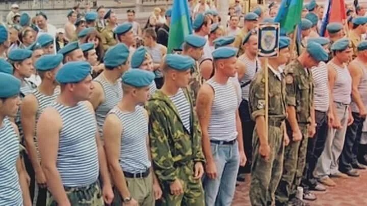 Берет десантный. Группа вдв голубые береты. День вдв с семьей. Голубая беретка вдв. Группа голубые береты.