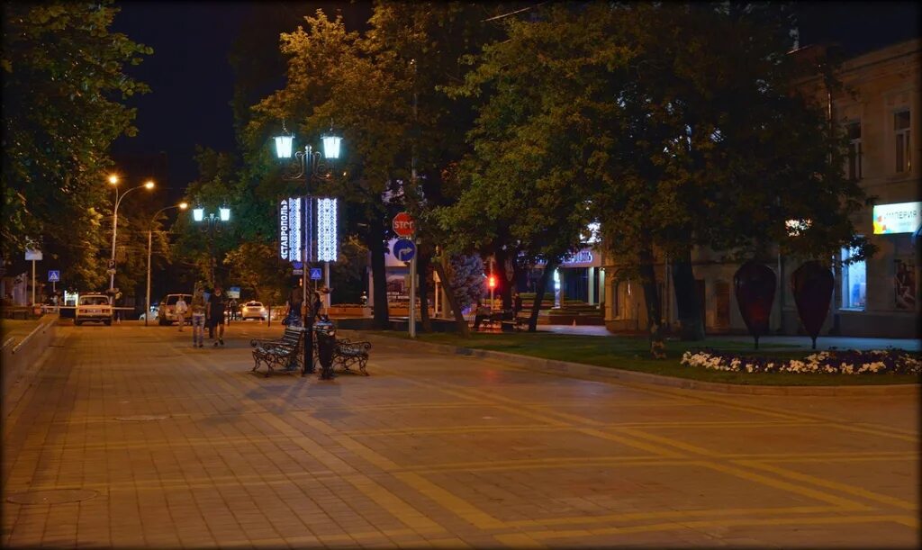 Ночной майкоп. Владикавказ ночной парк проспект. Центр Ставрополя ночью. Майкоп ночной парк.