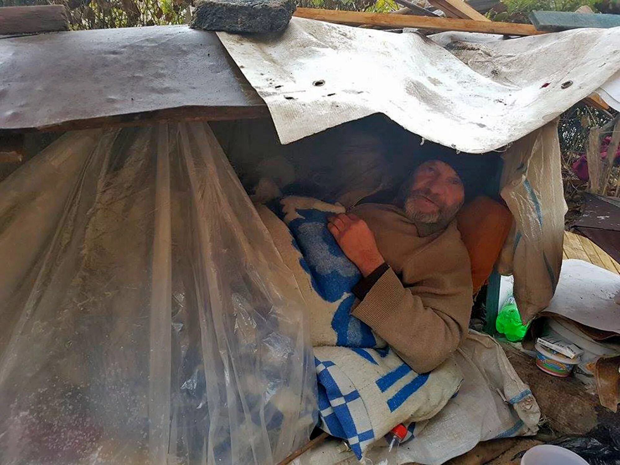 Палатки бездомных. Шалаш бомжа