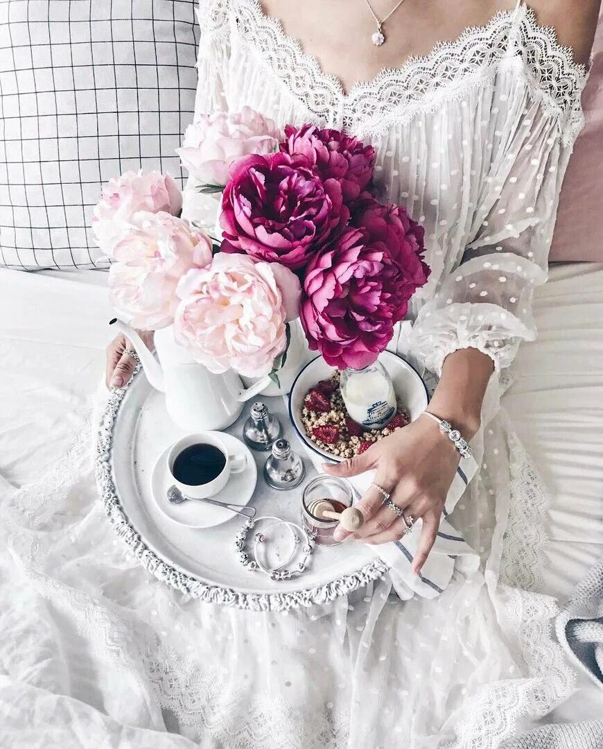 Доброе утро гламурные картинки. Доброе утро гламурные. Кофе и цветы. Композиция в стиле флетлей. Стильные поздравления с добрым утром.