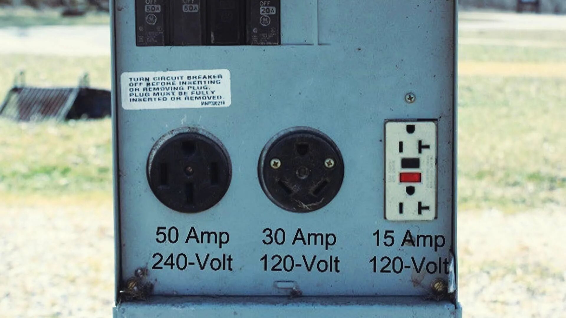 Сколько вольт в телевизоре. 240 Вольт. 120 Вольт. Холодильник Volt Energy. 120 + 120 Volts.