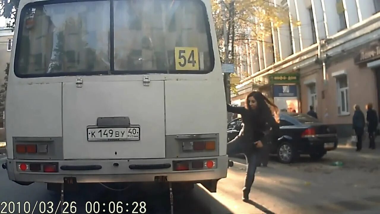 Пассажиры упавшего автобуса. Водитель автобуса. водитель пазика. падение пассажира в автобусе. водитель автобуса паз.