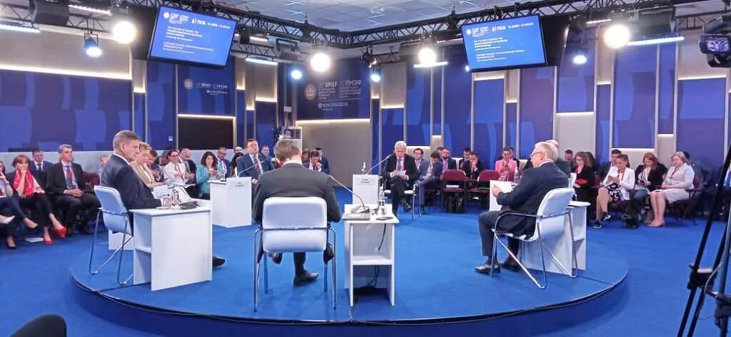 Сколько стран на пмэф. Мэф 2025. ведущие пмэф. ростелеком на пмэф-2025. пмэф 2025 бейдж.