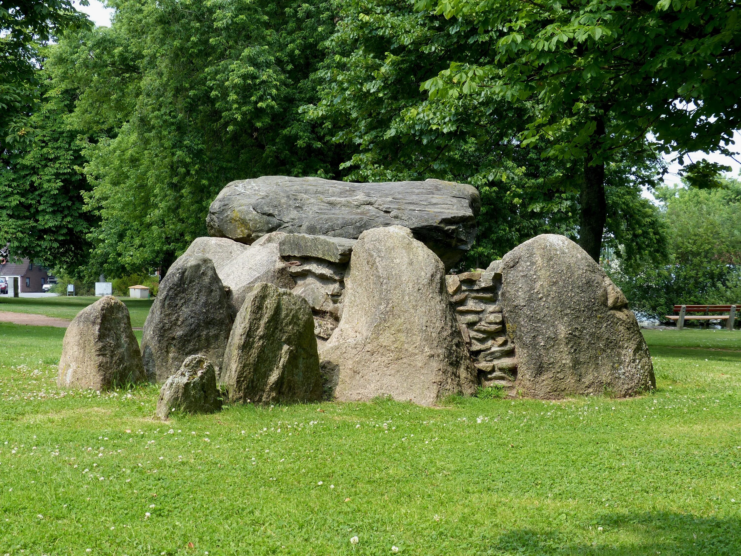 Stone памятники. Памятники из камня. Каменный мемориал старый. Камни монументы Канзас. Каменная Гробница.