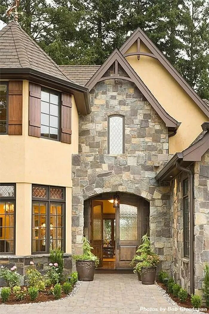 Дача дома камень. Красивые фасады домов. Стильные фасады домов. Отделка дома снаружи. Красивый фасад дома.
