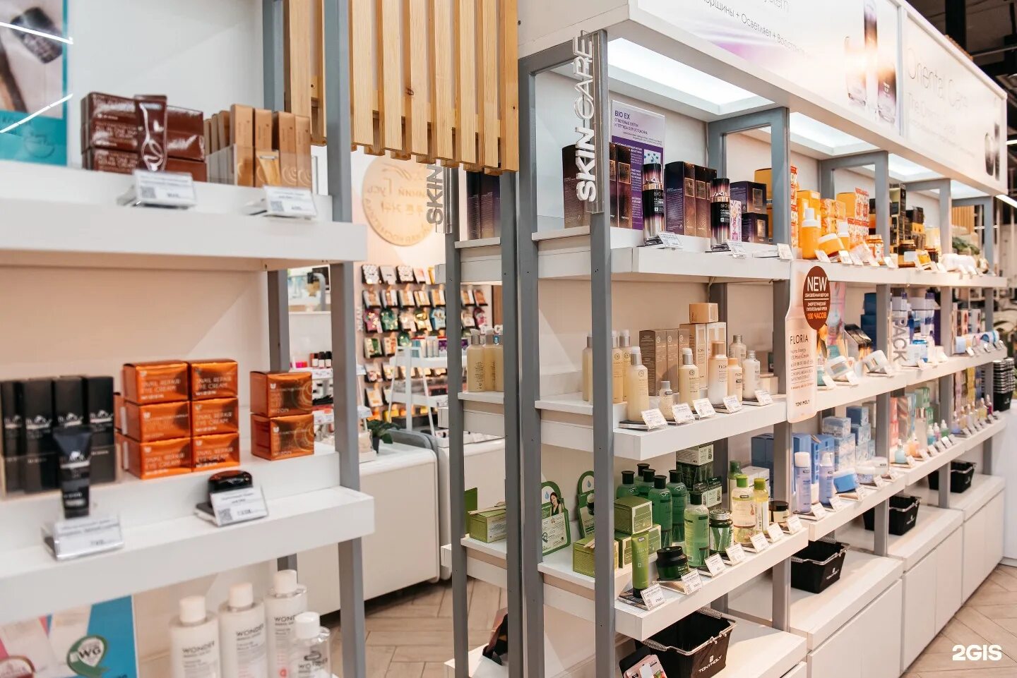 корейская косметика витрина. алоэ магазин корейской косметики. магазины косметики в корее. магазин гипоаной косметики. корейская косметика витрина магазина.