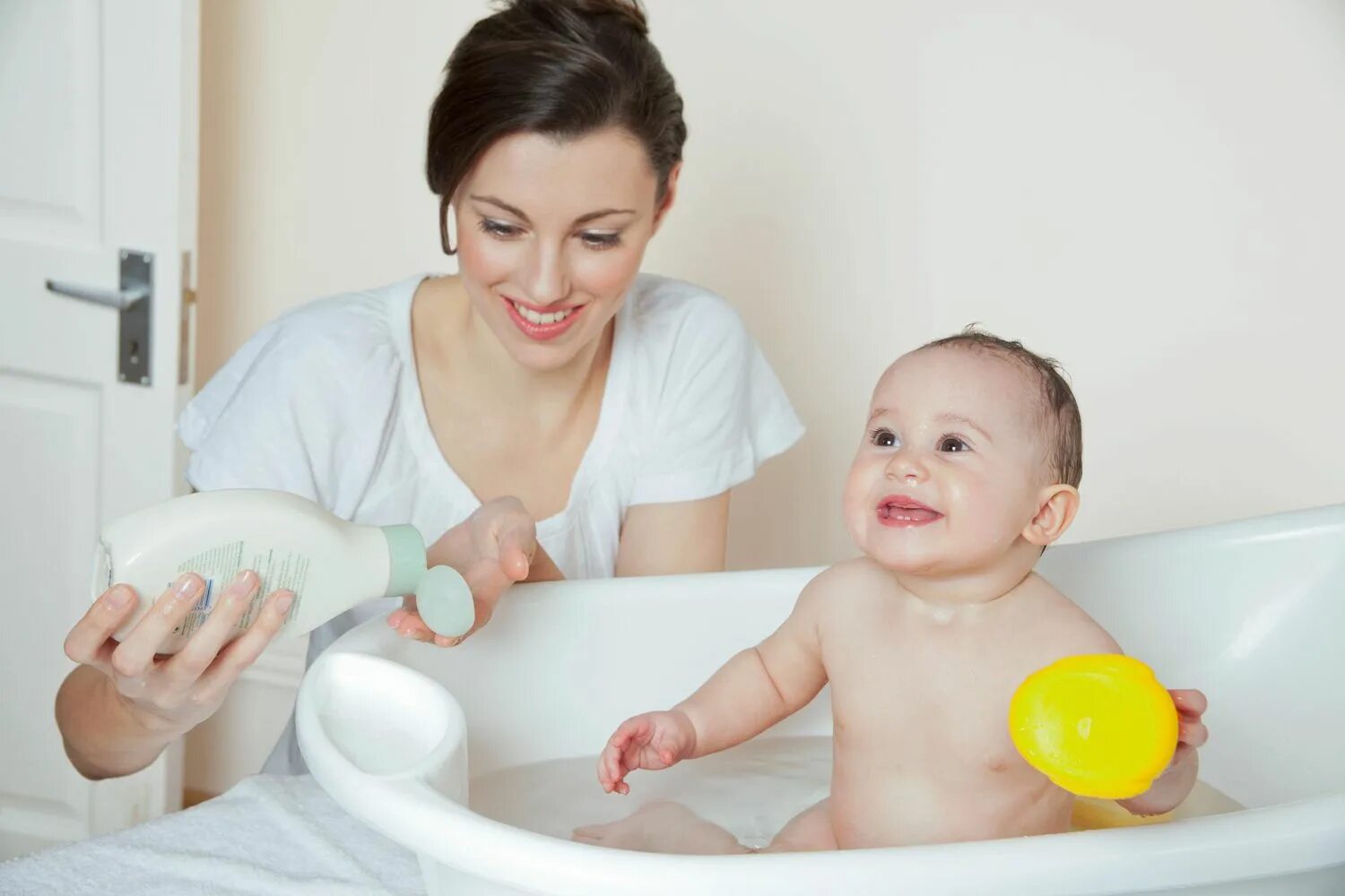 Child bath. Гигиена малыша. Уход за ребенком. Гигиена новорожденного ребенка. Гигиенические средства ухода за новорожденным и ребенком.