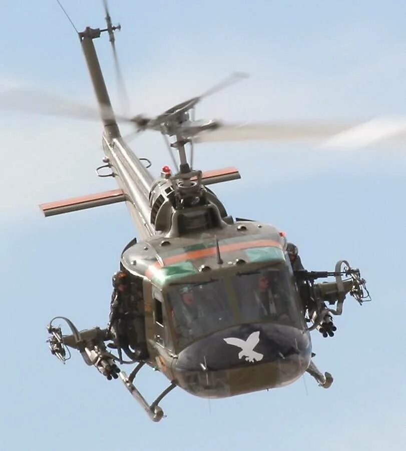 Uh 1 вертолет. Bell uh-1 ирокез. Американский вертолет белл 412. Bell uh-1 iroquois. Вертолёт bell uh-1 iroquois.