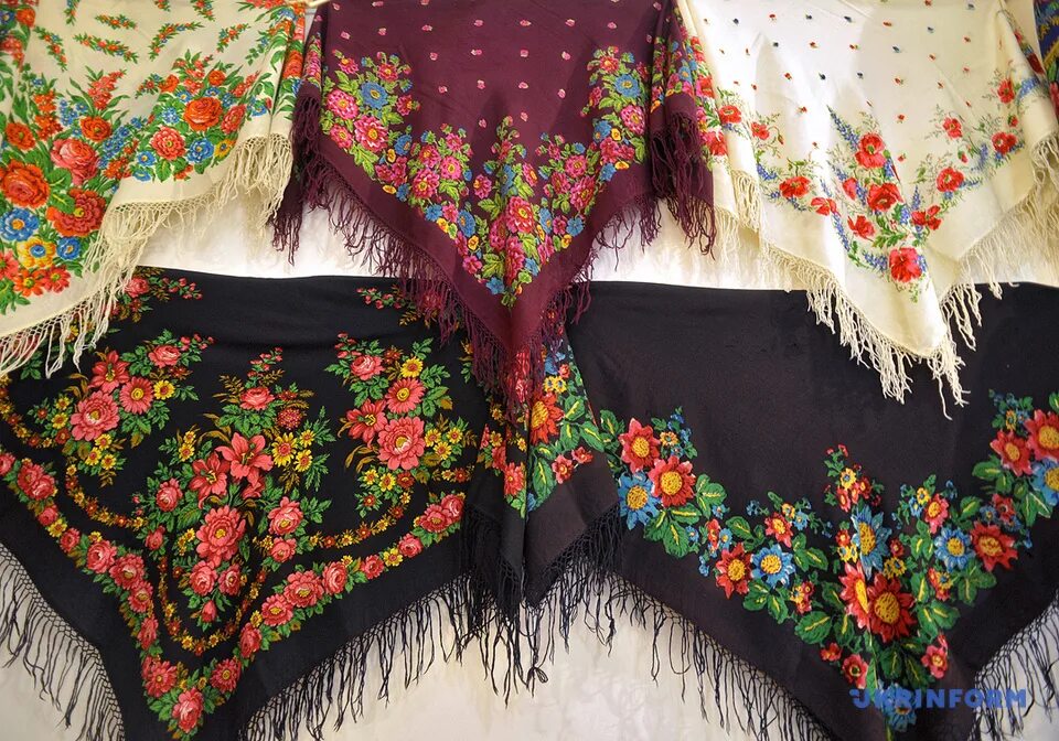 Оформление платками. Выставка платков. Хустка платок. Платки на Ярмарке. Белорусский платок национальный.