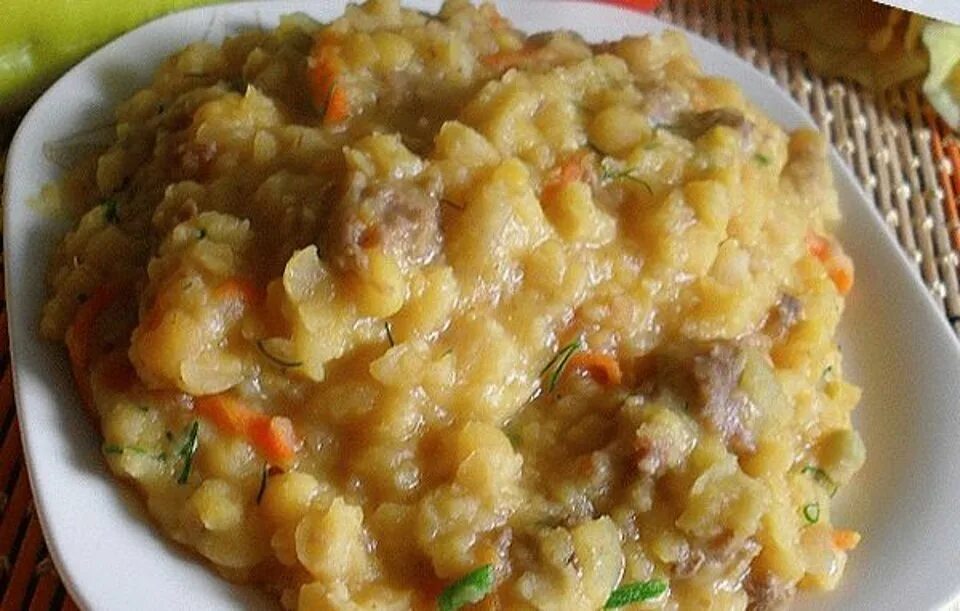 Копченая гороховая каша. Гороховая каша с тушенкой. Гороховая каша с копченостями. Гороховая кашас копченнгостями. Гороховая каша с мясом.