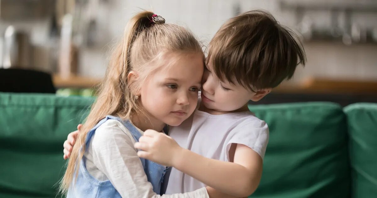 Девушка отдыхает. Пассивная девушка. Непонимание в паре. Ребёнок не слушается родителей. Несчастливый брак.