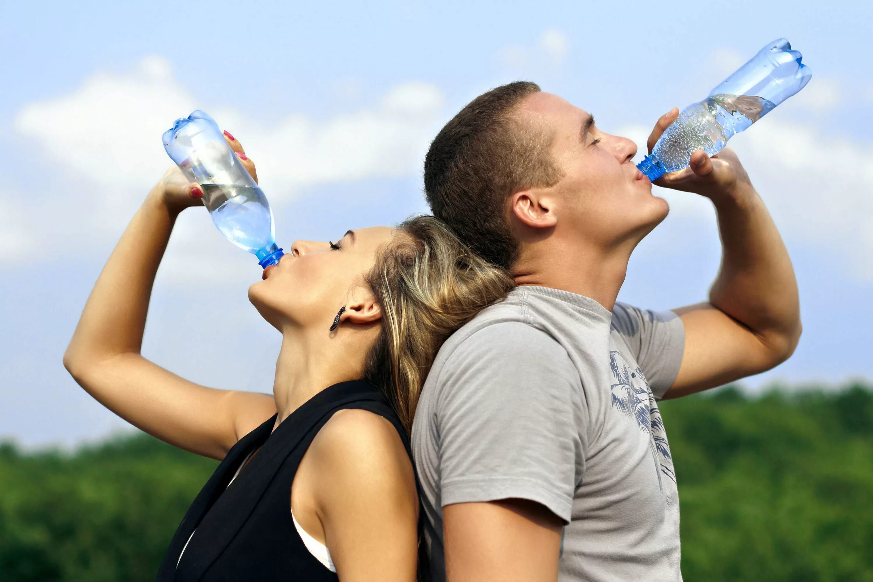 Повышенная жажда. Питьевая вода. Питье воды. Человек пьет воду. Напитки для утоления жажды.