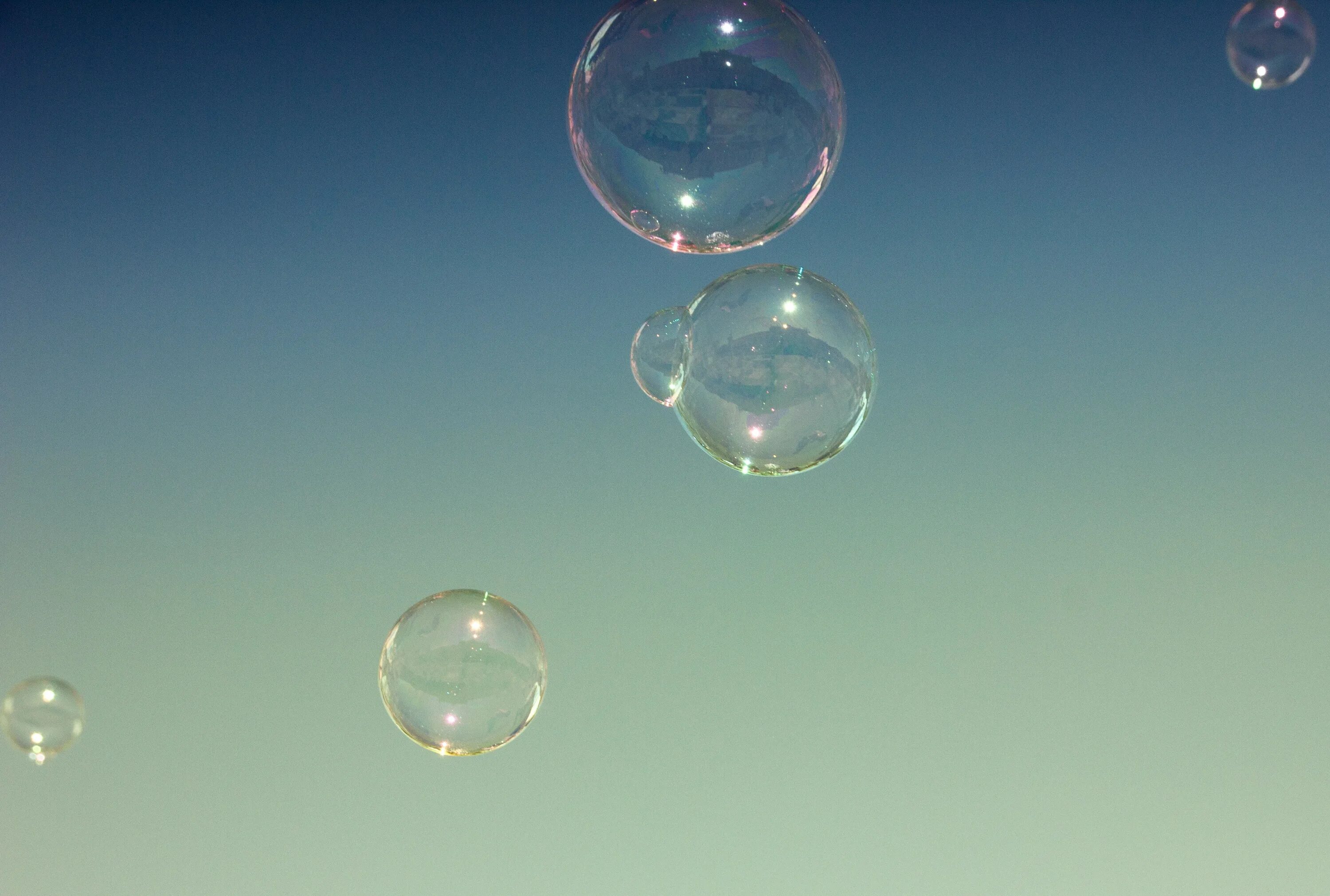 Пузырек воздуха в трубке. Воздушные пузыри. Мыльные пузыри. Прозрачный воздух. Пузыри воздуха.