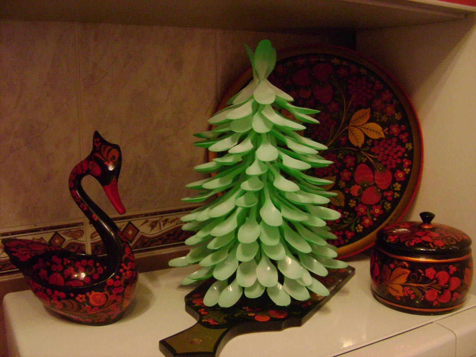 елка из одноразовых ложек. поделки из пластиковых ложек на новый год. елочка из пластиковых ложек. новогодняя елка из одноразовой посуды. новогоднее украшение из пластиковых ложек.