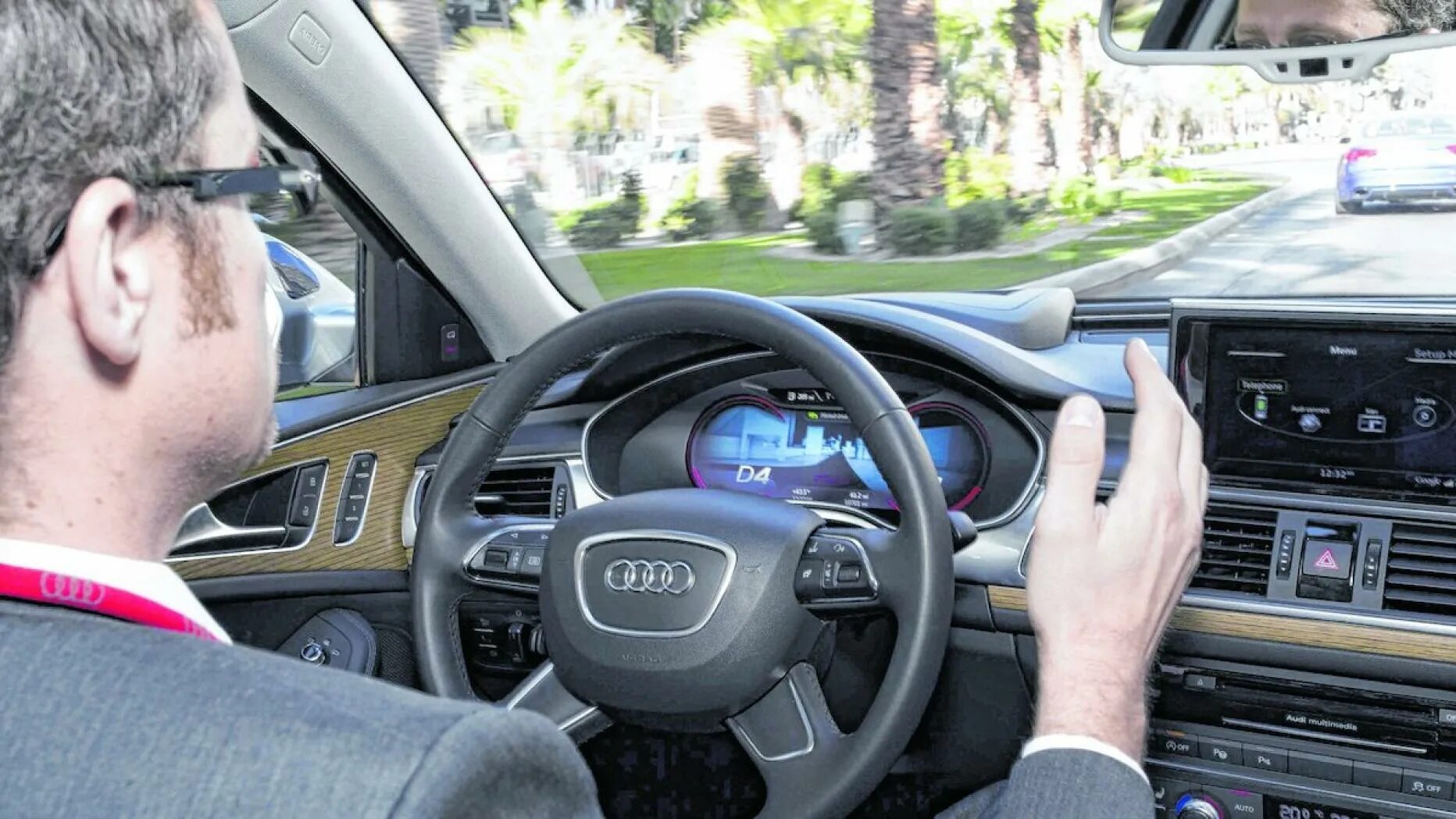 Audi a8 Автопилот. Ауди с автопилотом. Ауди с водителем. Машина на управлении. Active driver