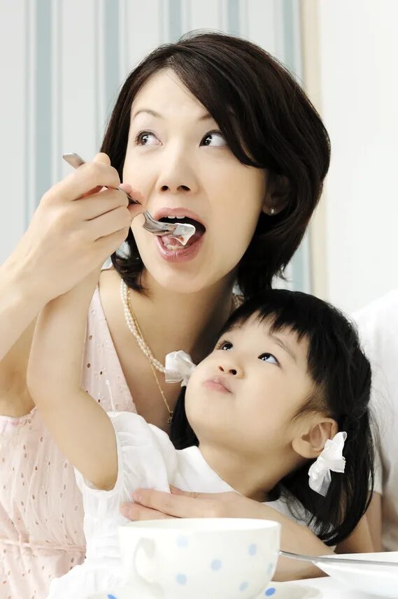 Японская мать и дочь в автобусе. Mother (Japanese TV Series). Japanese mother and daughter visit Hospital.