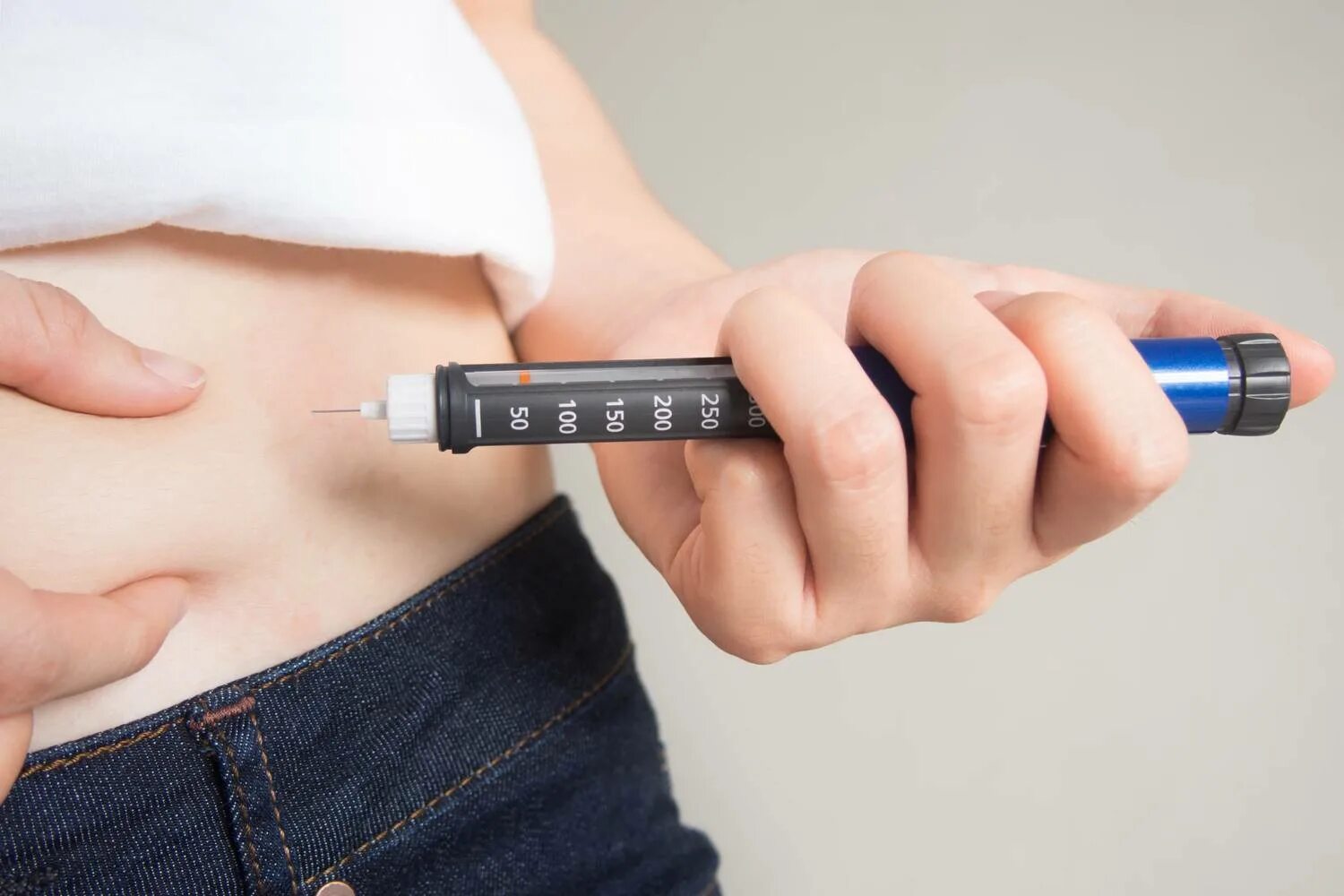 укол инсулина. сахарный диабет инсулин. сахарный диабет инсулин. инсулиновый шприц сахарный диабет. инсулинотерапия.