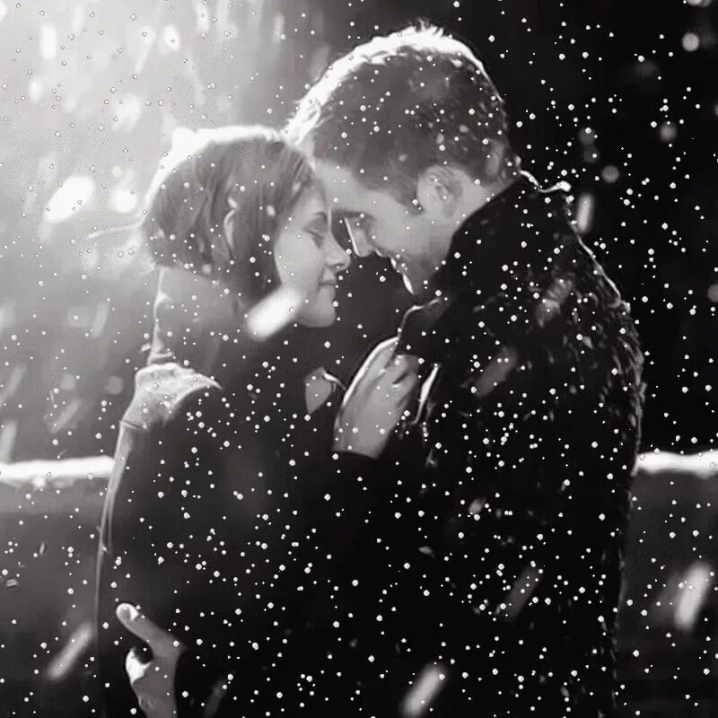Поцелуй под снегом. Поцелуй под Снегопадом. Парень с девушкой под Снегопадом. Влюбленные в снегу. Падает снег любовь