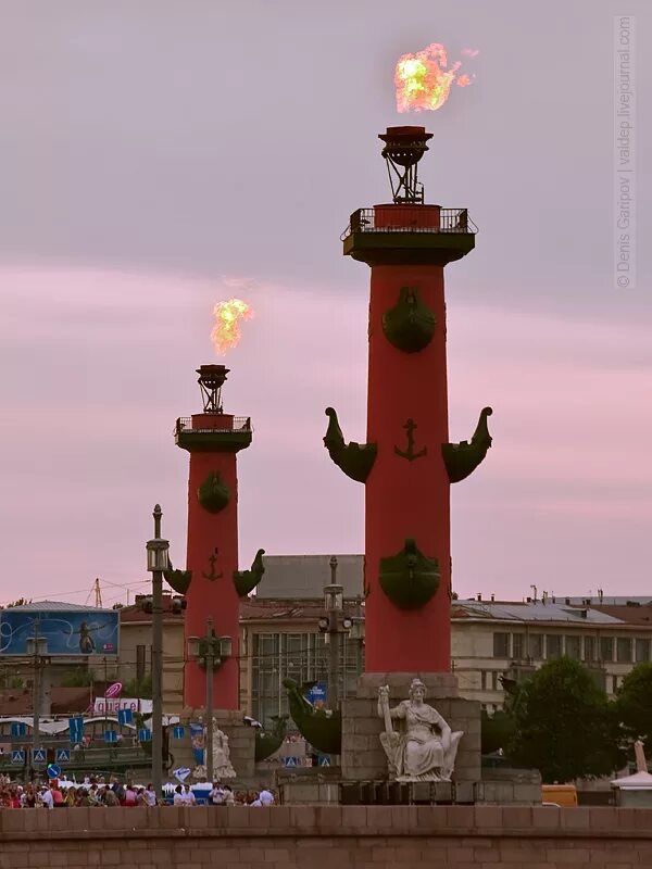 Расстрельная колонна в петербурге. Ростральные колонны санкт-петербург. ростральная колонна на васильевском острове в санкт-петербурге. ростральные колонны петропавловская крепость. ростральная колонна стрелки васильевского острова.