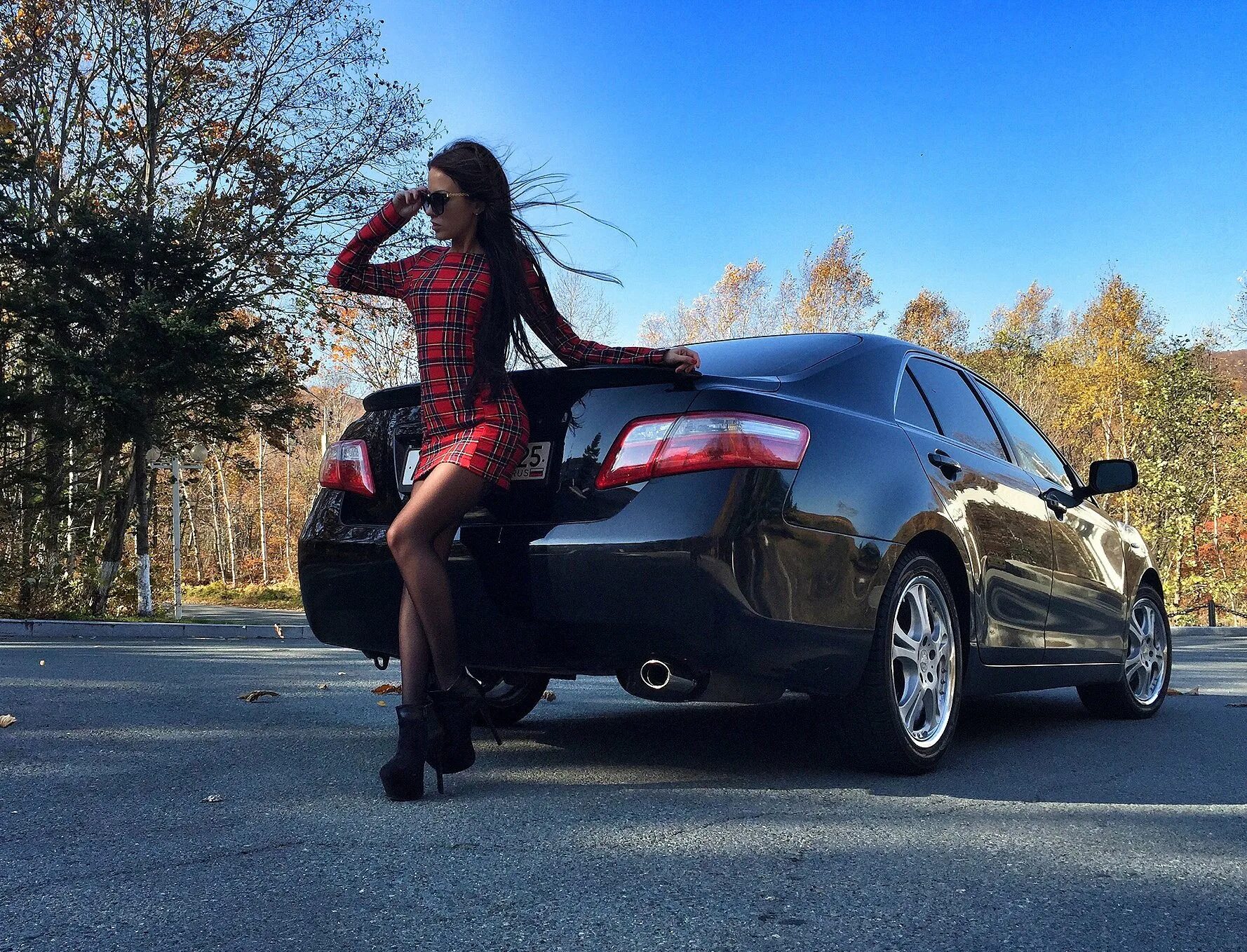 Идеи фотосессии с машиной девушкам. Фотосессия с машиной девушки. Фотосессия возле машины девушка. Женщина около машины. Фотосет с машиной.