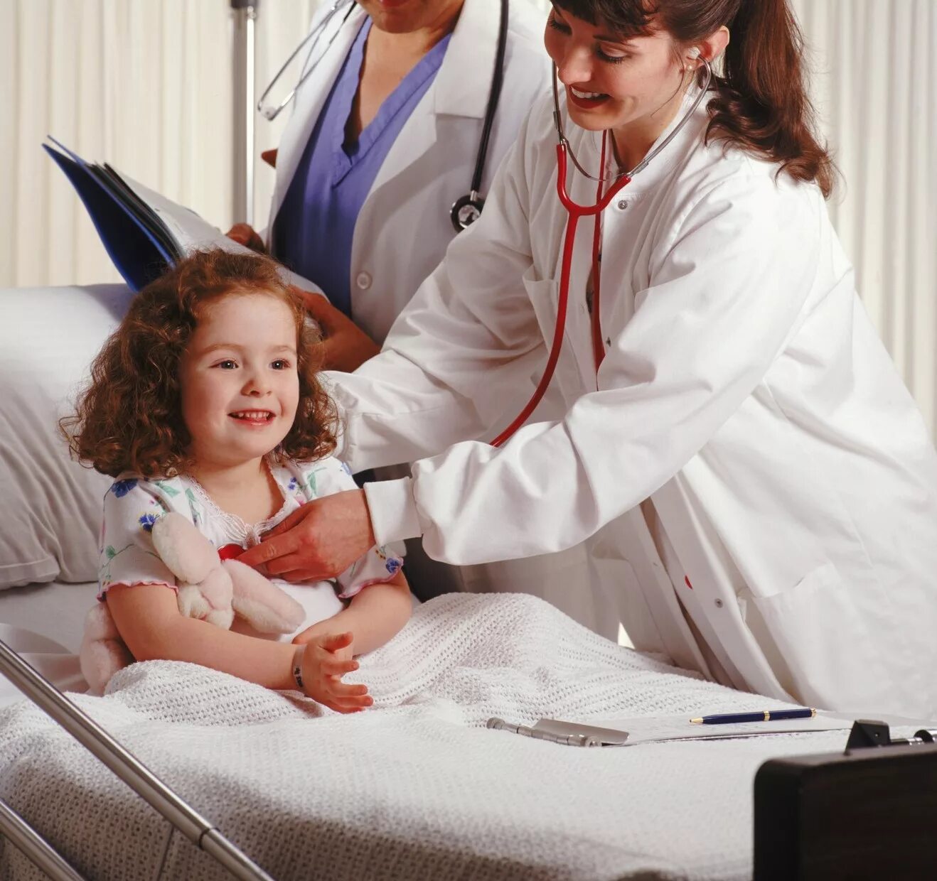 Педиатрия врач. Детский врач. Медицинская сестра и ребенок. Медсестра и ребенок.