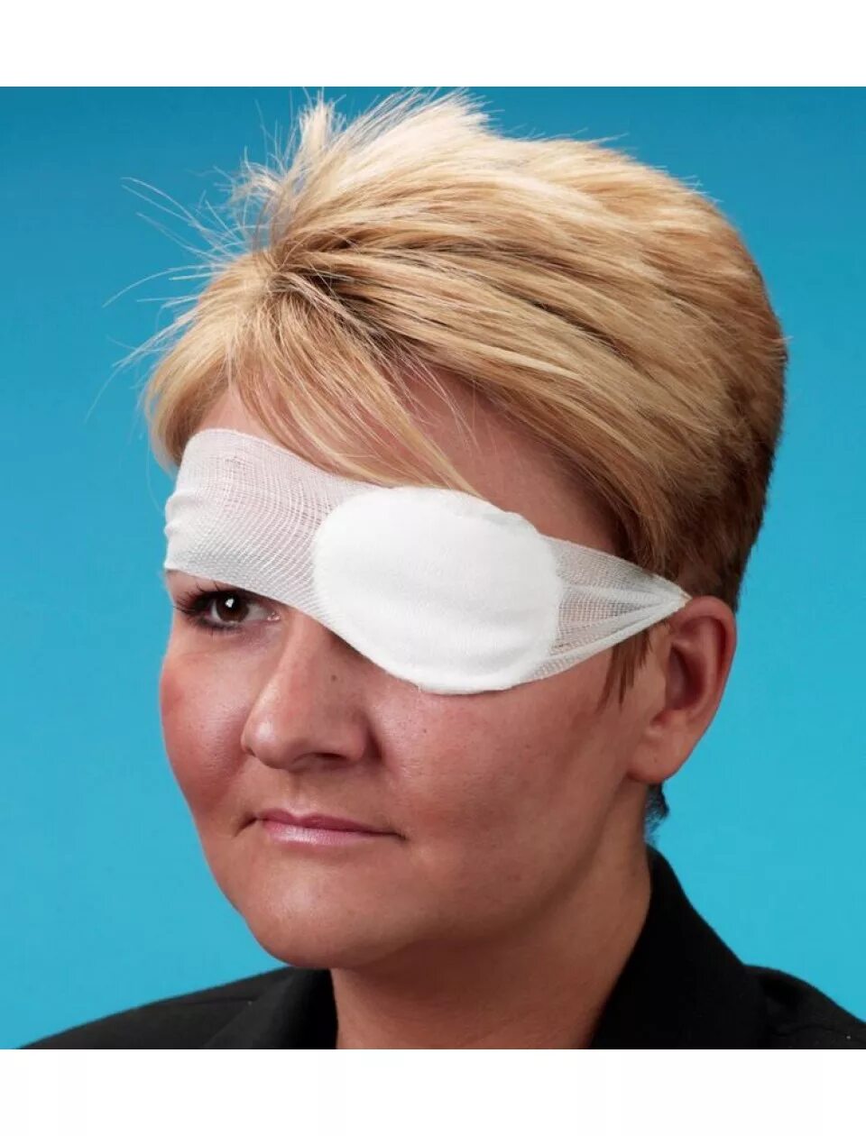 Надел повязку на глаза