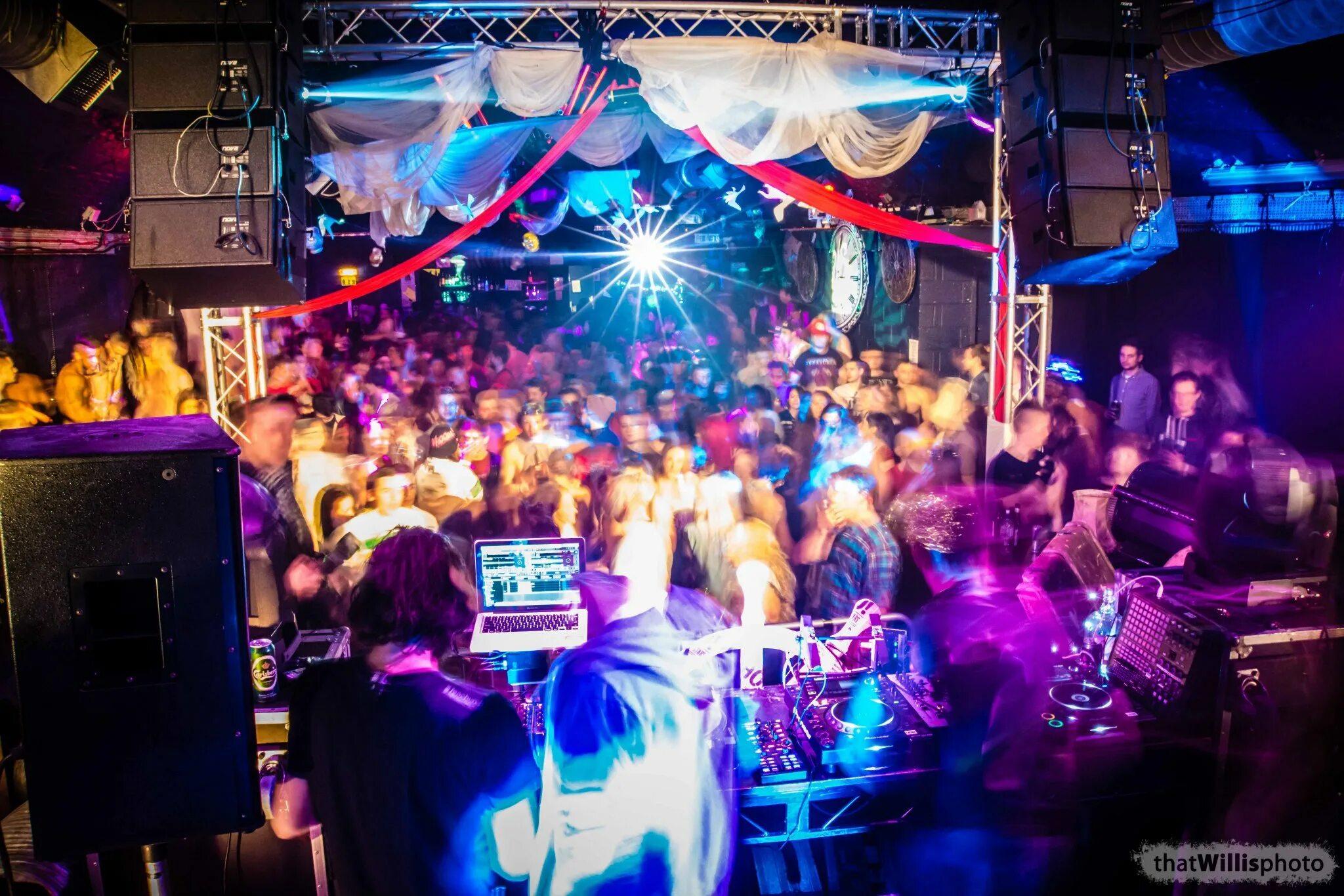 Клуб самое важное. Крутая вечеринка. European kings club. Ночной клуб. Ночной бар.