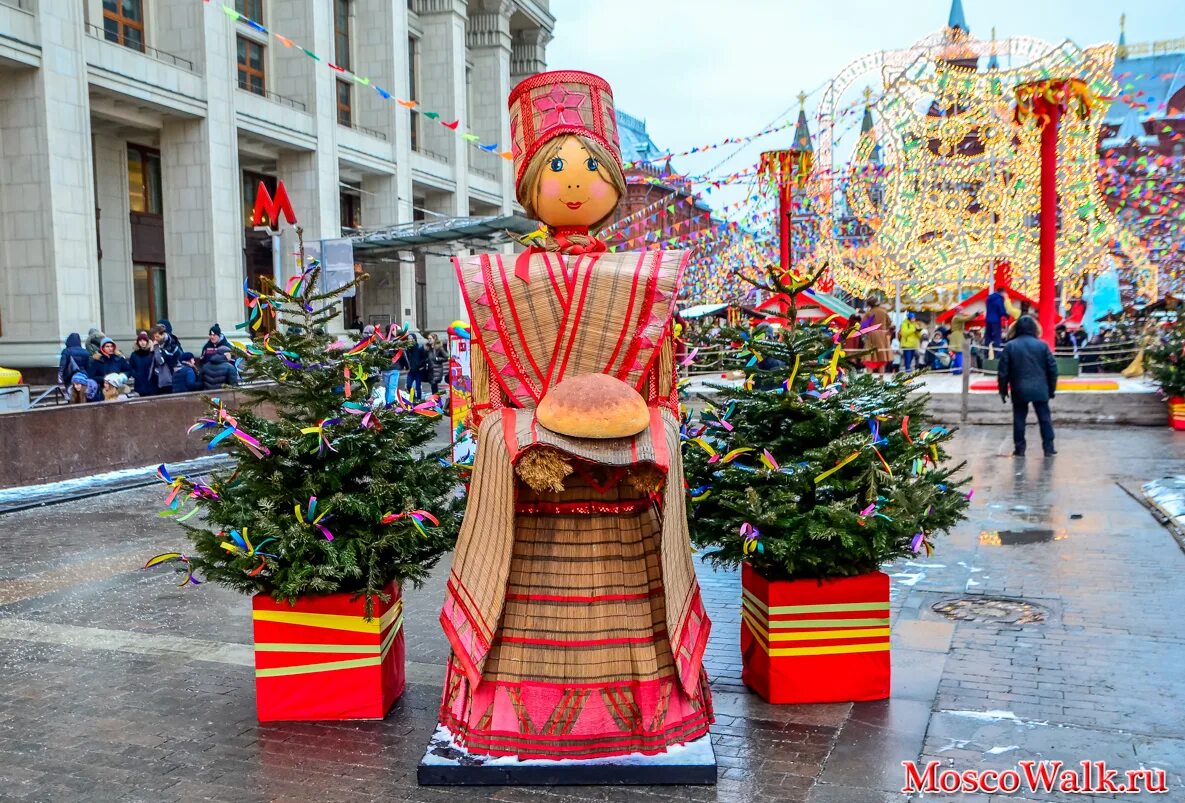 Где погулять в москве на масленицу. Украшение города к Масленице. Масленица украшения Москва. Уличные украшения на Масленицу.