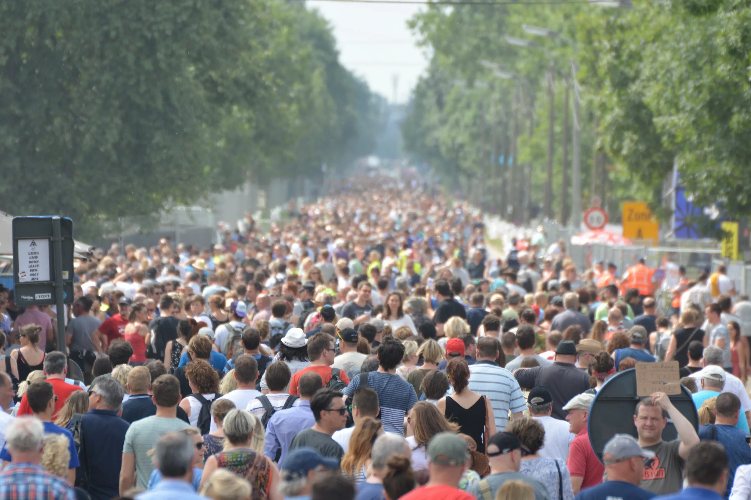 Много людей идет. Массовое скопление людей. Человек толпы. Огромная толпа людей. Много людей в городе.