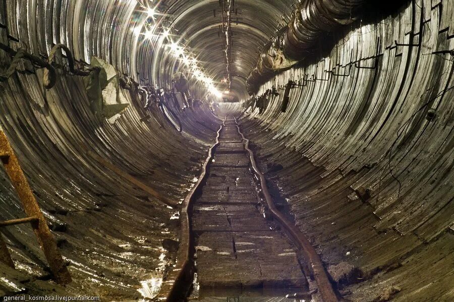 самотечный канализационный коллектор. канализация внутри. проходной канализационный коллектор самотечный. охтинский тоннельный канализационный коллектор. канализационного коллектора ду1800.