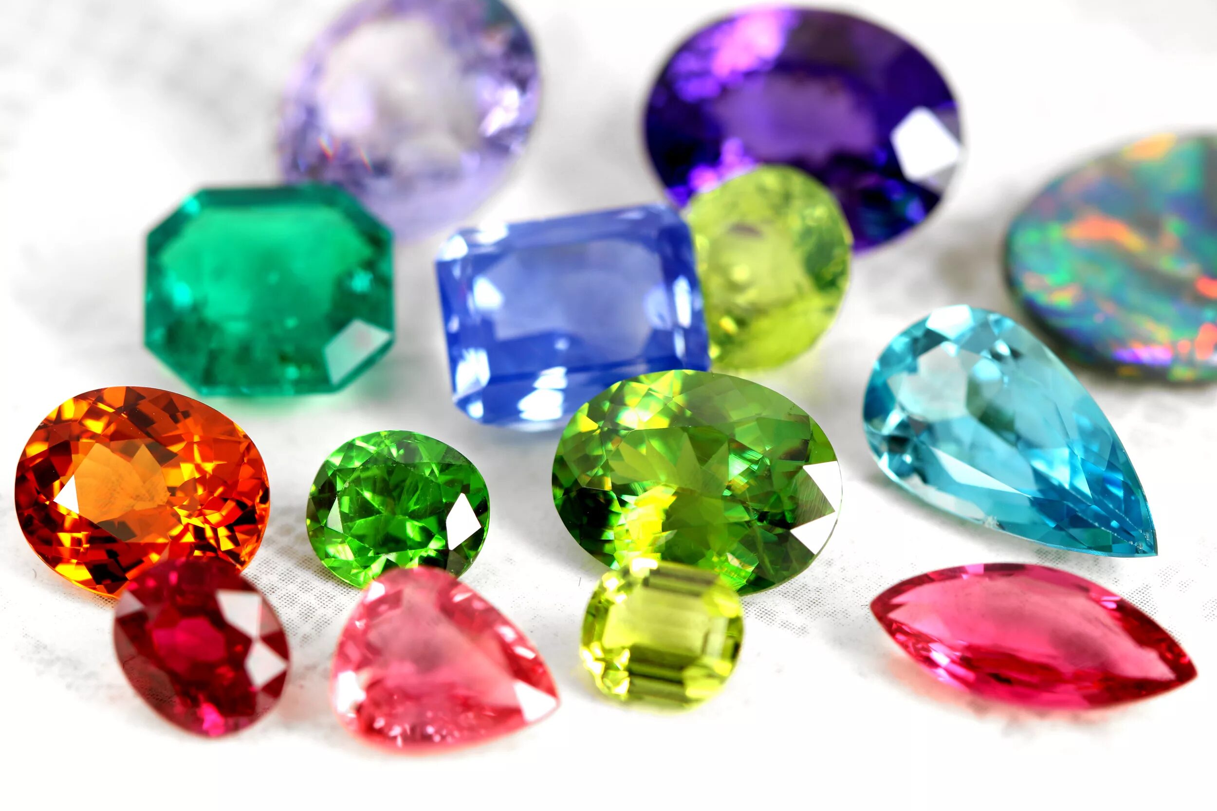Драгоценные камни. Ювелирные камни. Разноцветные драгоценные камни. Цветные камни ювелирные.